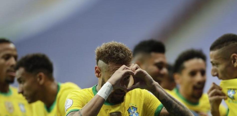 Neymar, de Brasil, celebra luego de anotar uno de los goles de su equipo en la victoria sobre Venezuela en la Copa América.