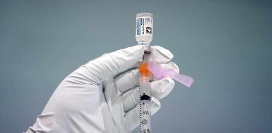 En esta fotografía de archivo del 26 de marzo de 2021, un miembro del Departamento de Bomberos de Filadelfia prepara una dosis de la vacuna de Johnson & Johnson contra el coronavirus en una instalación del Ejército de Salvación en Filadelfia.

Foto: AP/Matt Rourke