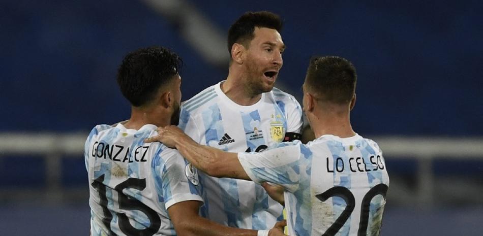 Lionel Messi , al centro, celebra con sus compañeros Nicolás González, a la izquierda, y Giovani Lo Celso luego de anotar de tiro libre contra Chile en la Copa América.