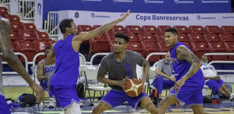 Víctor Liz, capitán de la selección nacional de baloncesto, aparece en acción durante uno de los entrenamientos en el Palacio de los Deportes Virgilio Travieso Soto.