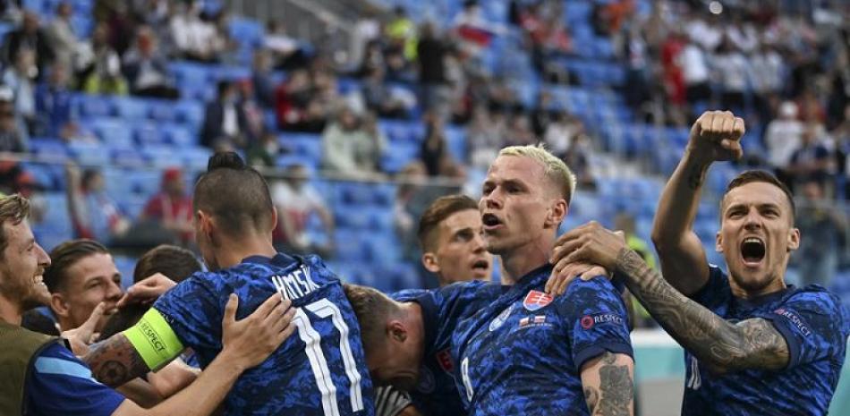 Milan Skriniar festeja con sus compañeros tras anotar el segundo gol de Eslovaquia en la victoria 2-1 ante Polonia por la Euro 2020.