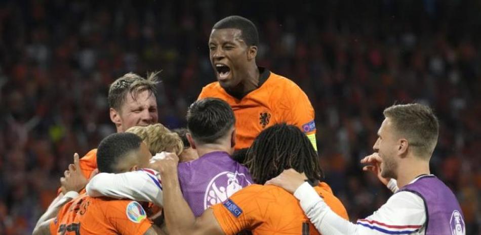 Denzel Dumfries celebra con sus compañeros tras anotar el gol de la victoria de Holanda frente a Croacia en la Eurocopa.