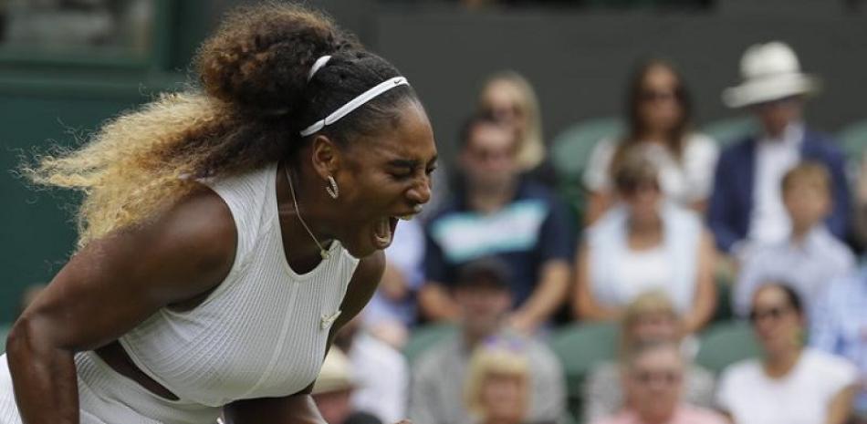 Serena Williams celebra tras derrotar a Alison Riske en los cuartos de final de Wimbledon.