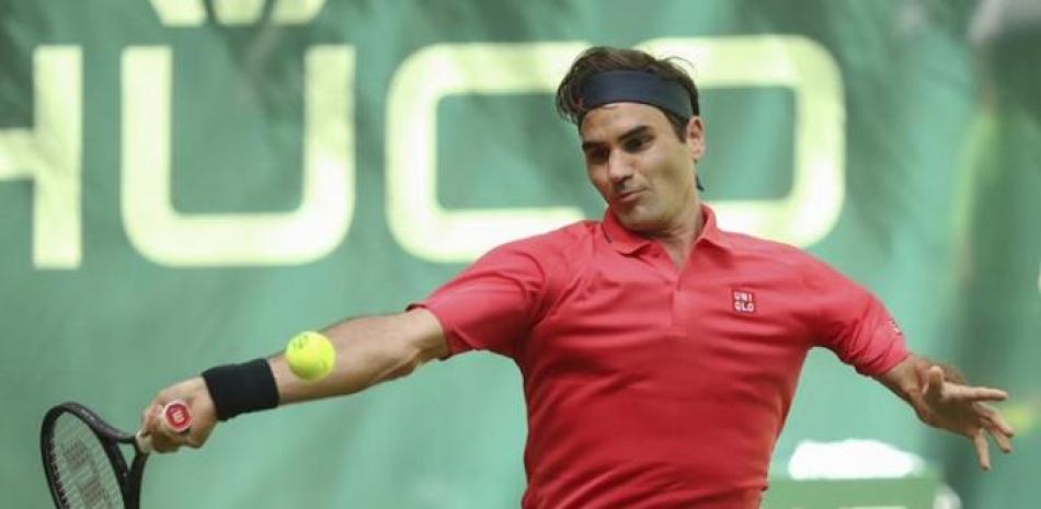 Roger Federer realiza una devolución durante su partido frente a  Ilya Ivashka en el Abierto de Halle.