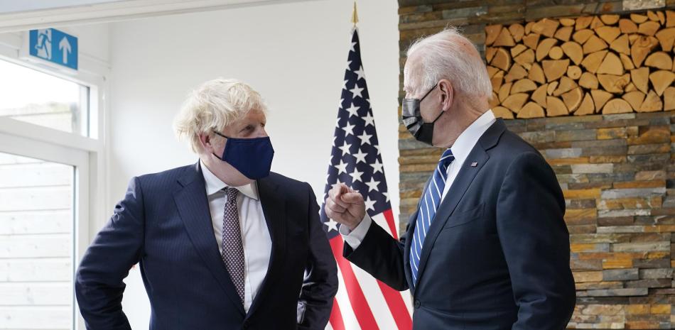 El presidente de Estados Unidos, Joe Biden, y el primer ministro de Gran Bretaña, Boris Johnson, charlan durante una reunión bilateral antes de la cumbre del G7, el 10 de junio de 2021, en Carbis Bay, Inglaterra.

Foto: AP/ Patrick Semansky