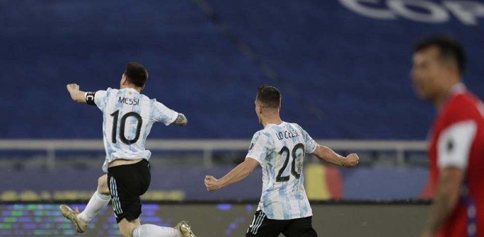Lionel Messi celebra tras anotar el gol en el empate 1-1 contra Chile en la Copa América.