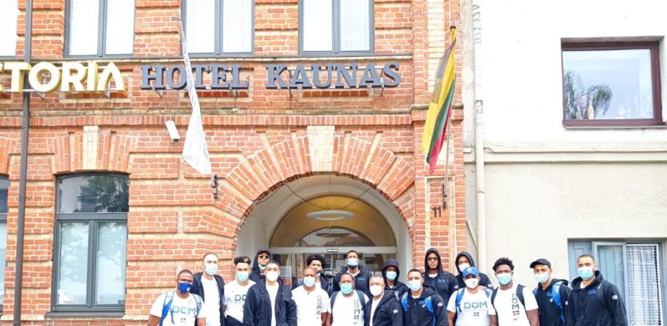 La delegación dominicana a su llegada al Victoria Hotel Kaunas en Lituania.