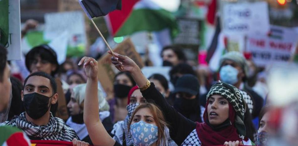 Miles de activistas que apoyan a los palestinos marchan durante una protesta en Nueva York, el sábado 15 de mayo de 2021.

Foto: AP/Kevin Hagen