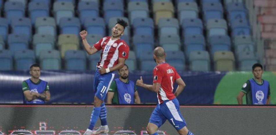 Ángel Romero (izquierda), de la selección de Paraguay, festeja su segundo gol ante Bolivia en un partido de la Copa América.