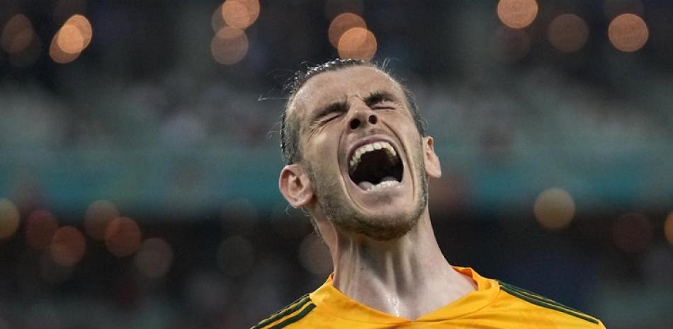 El delantero galés Gareth Bale celebra luego que su compañero Connor Roberts anotó el segundo gol en la victoria 2-0 ante Turquía en la Euro 2020.
