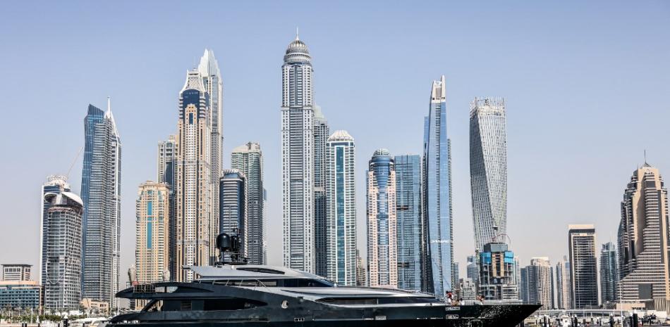 Se muestra un yate de lujo frente a la playa de Dubai Marina en el emirato del Golfo, el 10 de junio de 2021. Karim SAHIB / AFP