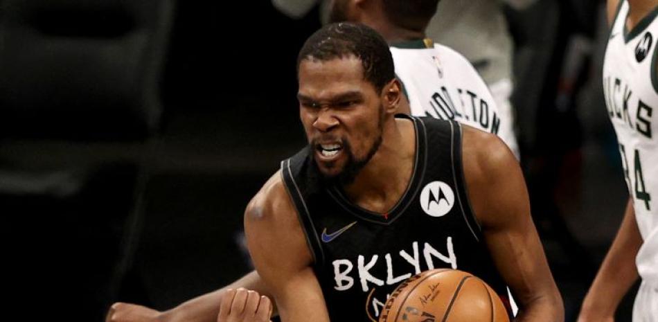 Kevin Durant, de los Nets, reacciona luego de reciibir una falta en acción del quinto partido frente a los Bucks en la semifinal del Este en los playoffs de la NBA.