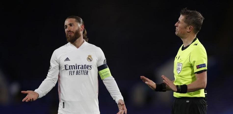 En foto del 5 de mayo, Sergio Ramos, del Real Madrid, gesticula ante el árbitro Daniele Orsato durante el juego de vuelta de las semifinales de la Liga de Campeones contra el Chelsea.