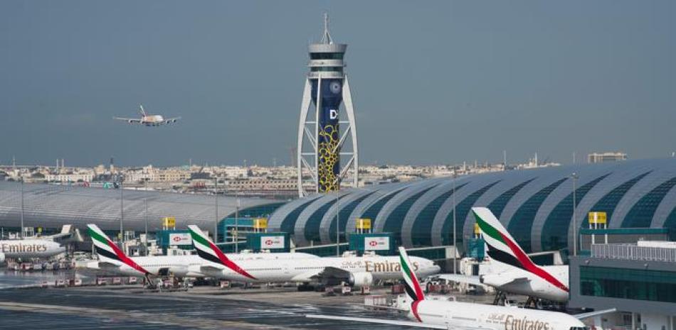 En esta foto del 11 de diciembre del 2019, se ve el aeropuerto internacional de Dubai, en los Emiratos Árabes Unidos.

Foto: AP/Jon Gambrell