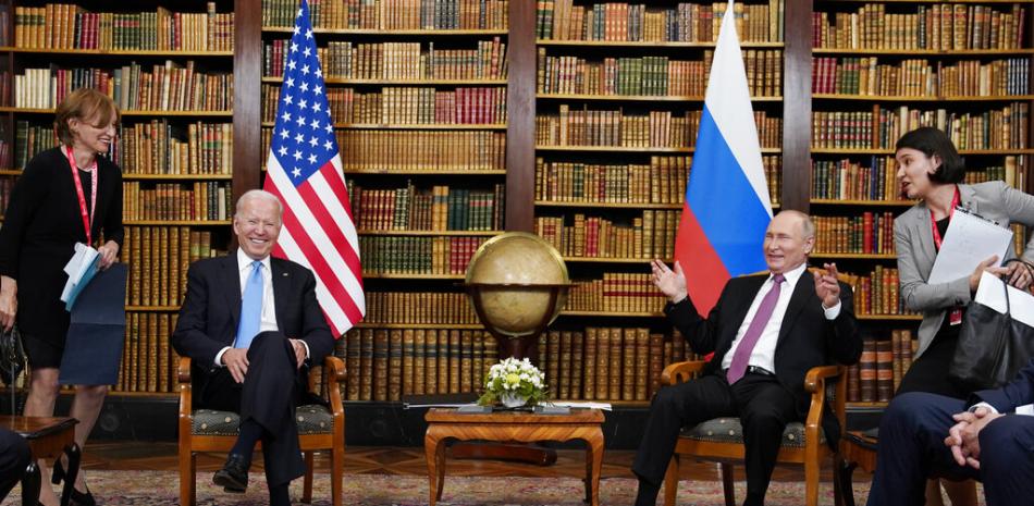 El presidente estadounidense Joe Biden y su homólogo ruso Vladimir Putin ríen durante su reunión el miércoles 16 de junio de 2021 en la "Villa la Grange", en Ginebra, Suiza.

Foto: AP/Patrick Semansky