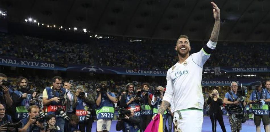 En esta foto del 27 de mayo de 2018, Sergio Ramos festeja tras la victoria del Real Madrid sobre Liverpool en la final de la Liga de Campeones.