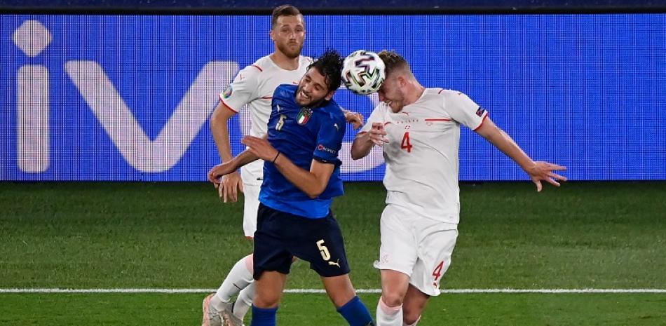 Manuel Locatelli, de Italia a la izquierda, y Nico Elvedi, de Suiza, cabecean el balón durante su partido del miércoles en el Grupo A de la Eurocopa en Roma.