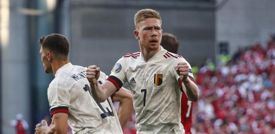 Kevin De Bruyne reacciona tras el gol anotado por Thorgan Hazard en la victoria 2-1 ante Dinamarca en la Euro 2020, en Copenhague.