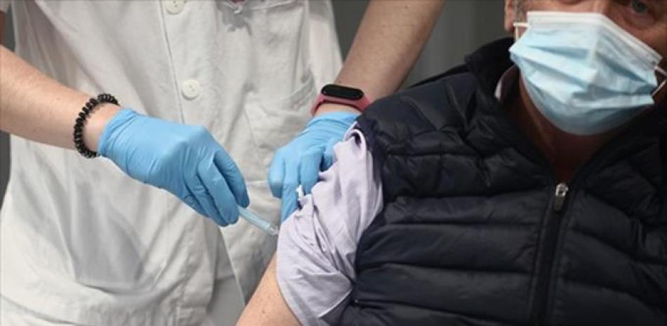 Un hombre es vacunado con la vacuna de AstraZeneca contra el Covid-19 en el Hospital de Emergencias Enfermera Isabel Zendal, a 8 de abril de 2021, en Madrid (España).

Foto: Eduardo Parra/Europa Press