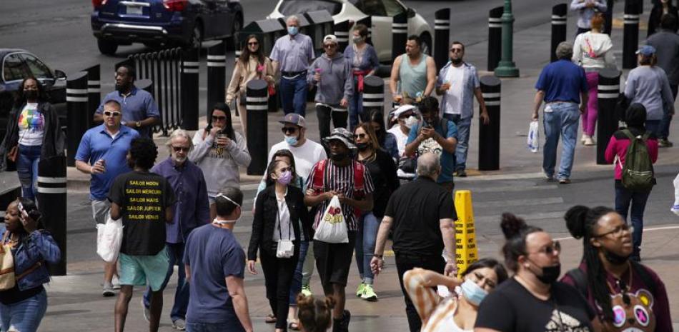 Peatones con y sin mascarillas por el coronavirus caminan por Las Vegas Strip el martes 27 de abril del 2021.

Fotos: AP/ John Locher