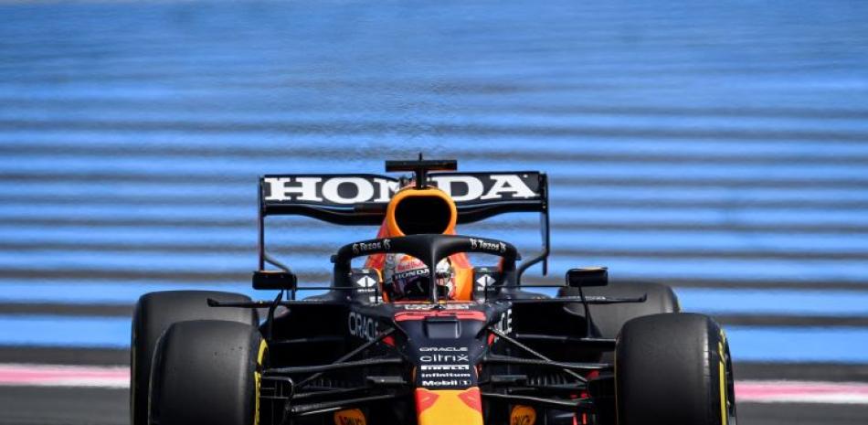Max Verstappen conduce su Red Bull durante la segunda sesión de entrenamientos para el Gran Premio de Francia.