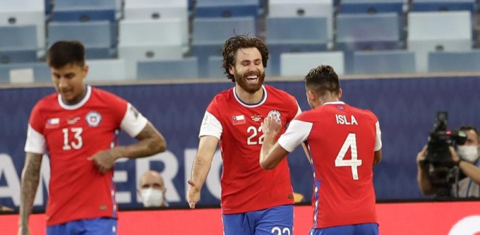 Ben Brereton (22), de la selección de Chile, festeja tras anotar el primer tanto del encuentro ante Bolivia, en un encuentro de la Copa América.