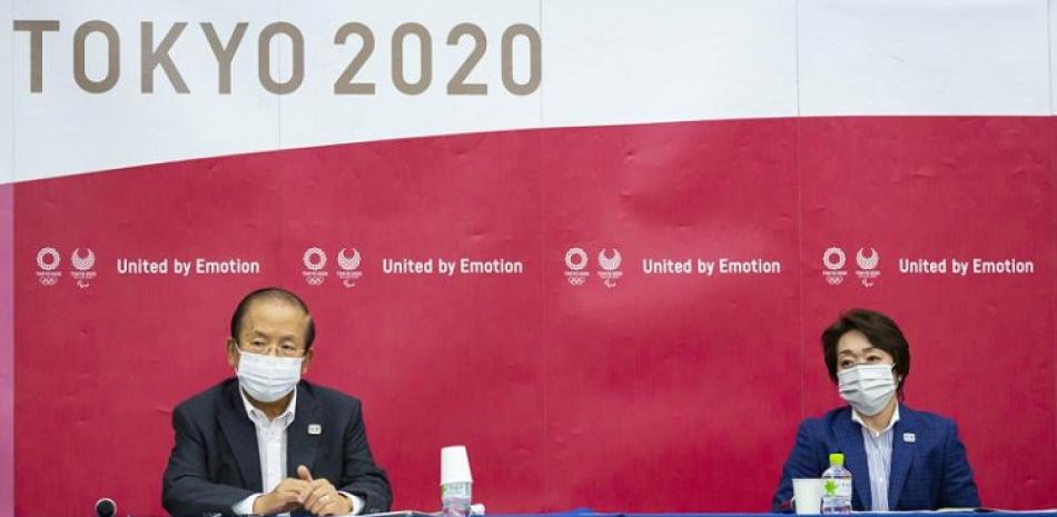 El director general de los Juegos de Tokio, Toshiro Muto, y la presidenta del comité organizador, Seiko Hashimoto, asisten a una conferencia de prensa.