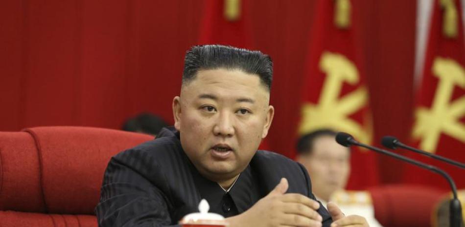 En esta imagen, proporcionada por el gobierno de Corea del Norte, el líder norcoreano, Kim Jong Un, interviene en una reunión del Partido de los Trabajadores en Pyongyang, el 17 de junio de 2021. (Agencia Central de Noticias de Corea/Korea News Service vía AP)