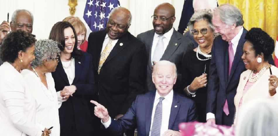 El presidente Joe Biden señala a la activista Opal Lee tras firmar la Ley por el Día Nacional de la Independencia Juneteenth, ayer. APmo