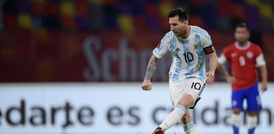 Lionel Messi al momento de dar el excepcional centro que posibilitó el triunfo argentino.
