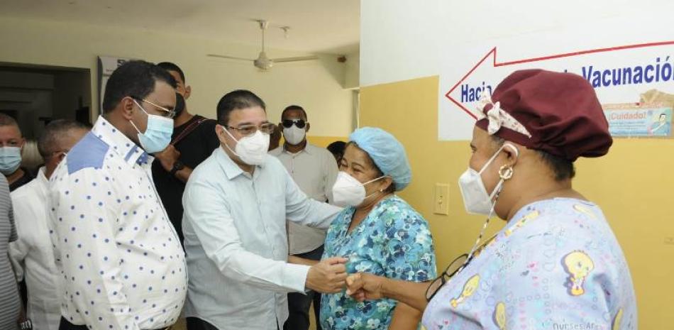 El ministro Francisco Camacho saluda a enfermeras de un centro asistencia de Elías Piña,