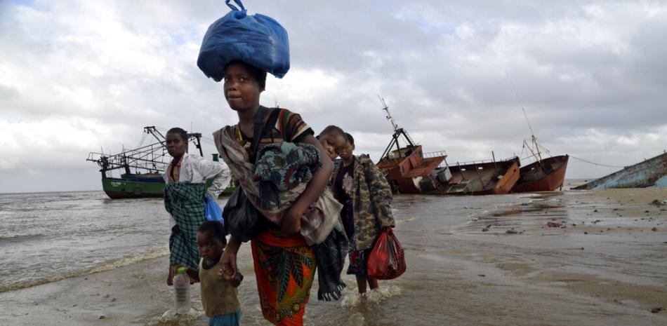 Familias desplazadas llegan a la costa tras ser rescatadas en barco de una zona inundada en el distrito de Buzi, a 200 kms (120 millas) a las afueras de Beira, Mozambique.

Foto: AP/Tsvangirayi Mukwazhi