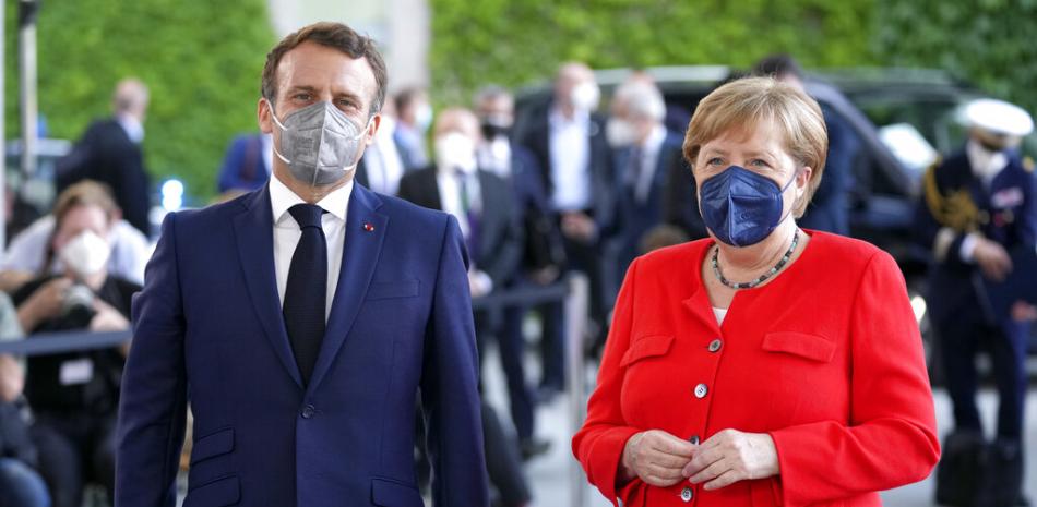La canciller alemana Angela Merkel recibe al presidente francés Emmanuel Macron para una reunión en la cancillería en Berlín, Alemania, el viernes 18 de junio de 2021.

Foto: AP/Michael Sohn