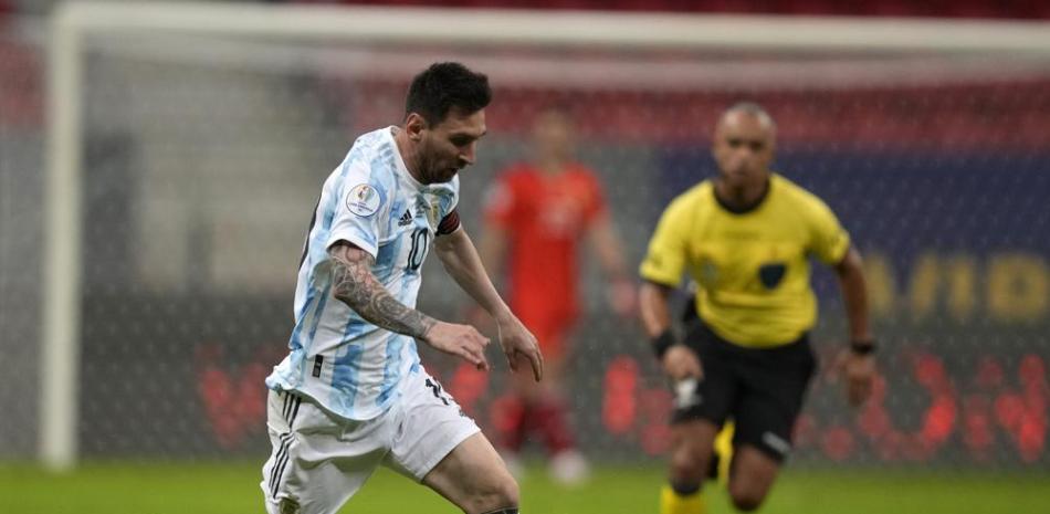 Lionel Messi, de la selección de Argentina, conduce el balón durante un partido de la Copa América frente a Uruguay.