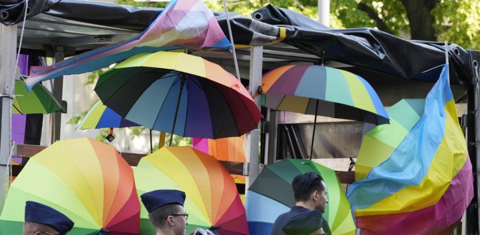 Personas participan en el Desfile de Igualdad, el desfile del orgullo gay más grande en el centro y este de Europa, en Varsovia, Polonia, el sábado 19 de junio de 2021. (AP Foto/Czarek Sokolowski)