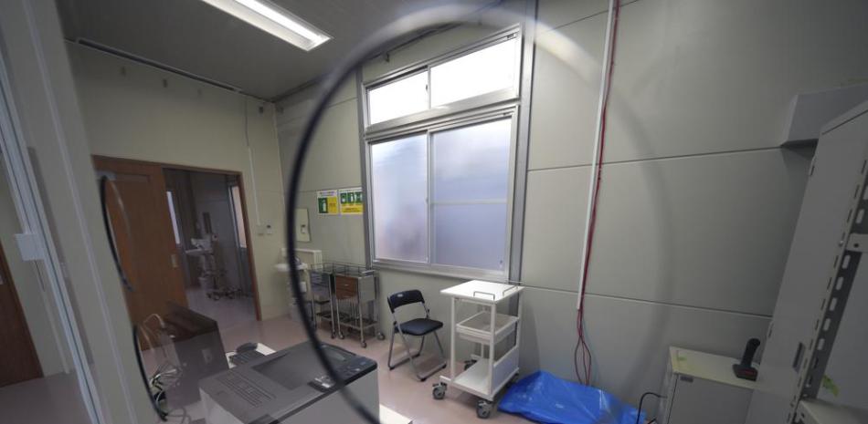 Una habitación asignada para atender a pacientes afectados con fiebre en la Villa Olímpica de los Juegos de Tokio 2020, el domingo 20 de junio de 2021. (AP Foto/Eugene Hoshiko)