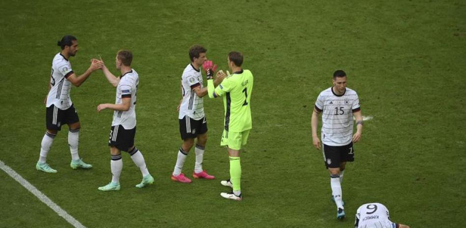 Los jugadores de Alemania festejan su triunfo sobre Portugal por 4-2 en partido por el Grupo F de la Eurocopa en Munich.