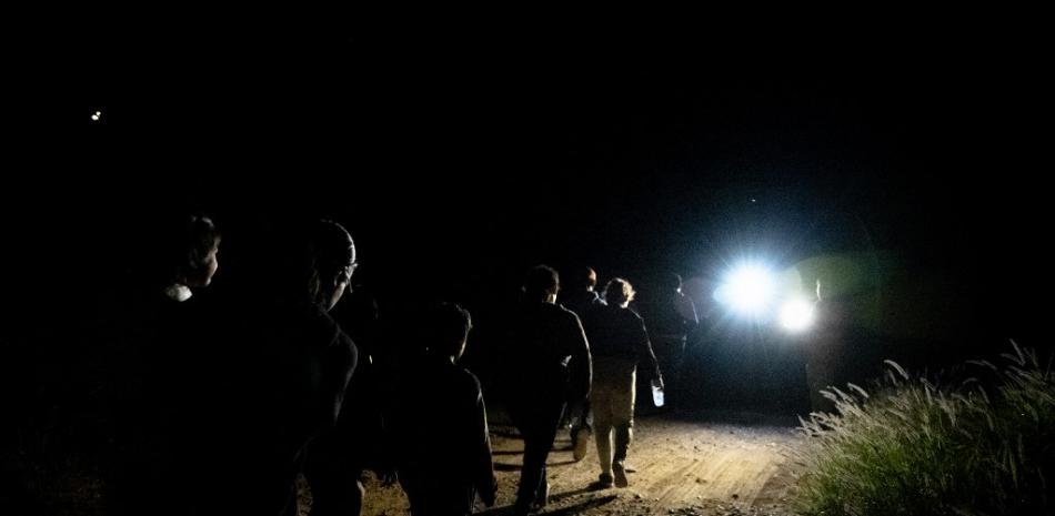 Los inmigrantes que buscan asilo caminan para ser procesados y llevados a una instalación de procesamiento de la patrulla fronteriza después de cruzar el Río Grande hacia los Estados Unidos el 16 de junio de 2021 en Roma, Texas. Brandon Bell / Getty Images / AFP