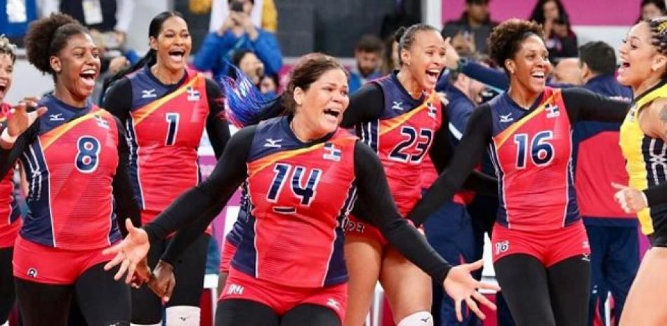 El seleccionado nacional superior de voleibol femenino (Reinas del Caribe) regresan al país este lunes por la noche.