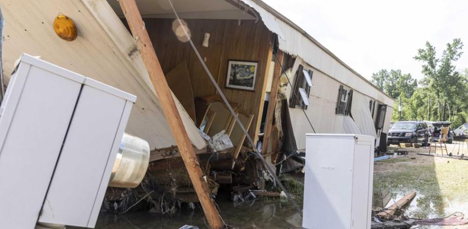 Esta fotografía del domingo 20 de junio de 2021 muestra una vivienda en la calle Hunter Creek Road que fue destruida el sábado por inundaciones, en Northport, Alabama. (AP Foto/Vasha Hunt)