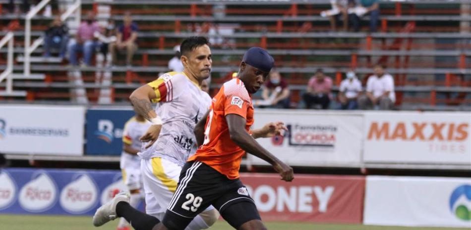 El atacante Yony Angulo, de Cibao FC, avanza con el balón durante el partido celebrado este domingo entre los Naranjas y el Atlético Vega Real.