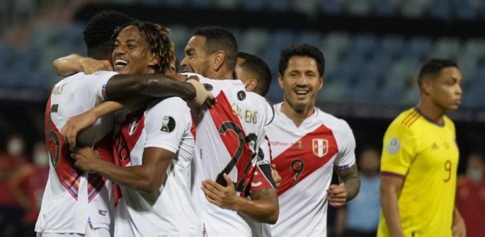 Los jugadores de la selección de Perú festejan luego que Yerry Mina, de Colombia, anotó en su propio arco en el partido de la Copa América.