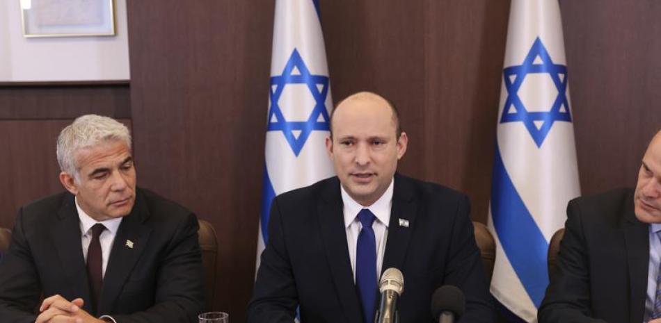 El primer ministro israelí Naftali Bennett (cent) en la reunión de su gabinete en Jerusalén el 20 de junio 2021. (Emmanuel Dunand/Pool Photo via AP)