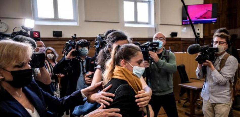 Valérie Bacot (con una bufanda amarilla), llega al juzgado de Chalon-sur-Saone.AFP
