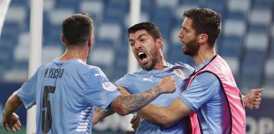 Luis Suárez, de la selección de Uruguay, festeja tras anotar el gol del empate ante Chile en un partido de la Copa América en la Arena Pantanal de Cuiabá.