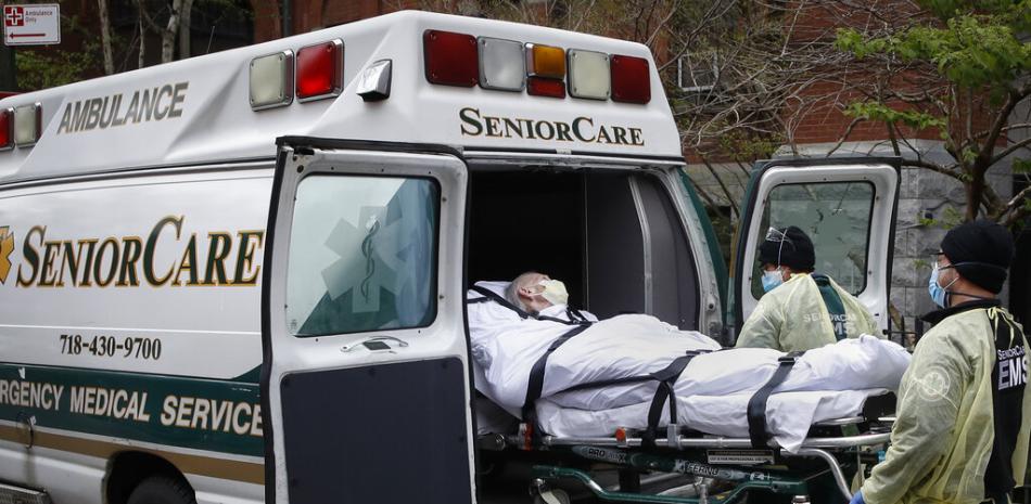 Un enfermo es llevado en ambulancia en Brooklyn en la ciudad de Nueva York el 17 de abril del 2020.

Foto: AP/John Minchillo