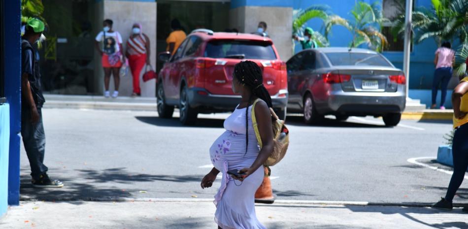 Una embarazada de nacionalidad haitiana camina frente a la Maternidad de la Altragracia luego de solicitar los servicios del centro médico. Raúl Asencio/LD
