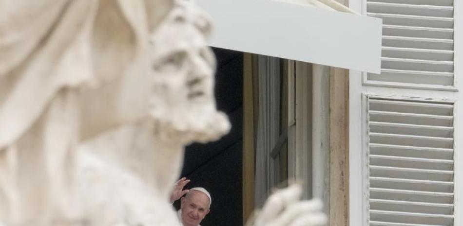 El papa Francisco da su bendición desde la ventana de su estudio que da a la Plaza San Pedro, en el Vaticano, el domingo 20 de junio de 2021. (AP Foto/Andrew Medichini)