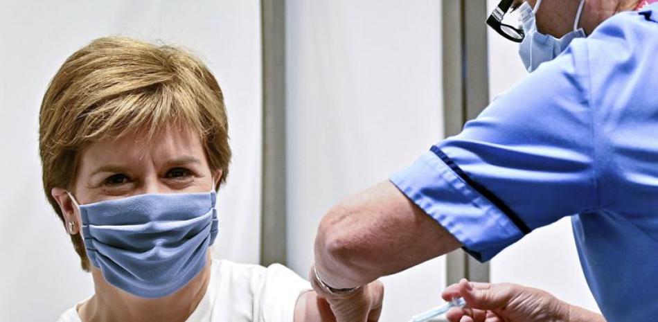 La primera ministra de Escocia Nicola Sturgeon recibe la vacuna contra el coronavirus en Glasgow, Escocia el 21 de junio del 2021. (Jeff J Mitchell/Pool via AP)