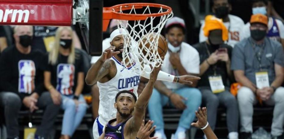 Cameron Payne, de los Suns, realiza un intento al canasto en el partido frente a los Clippers en el inicio de la final de la Conferencia del Oeste en los playoffs de la NBA.